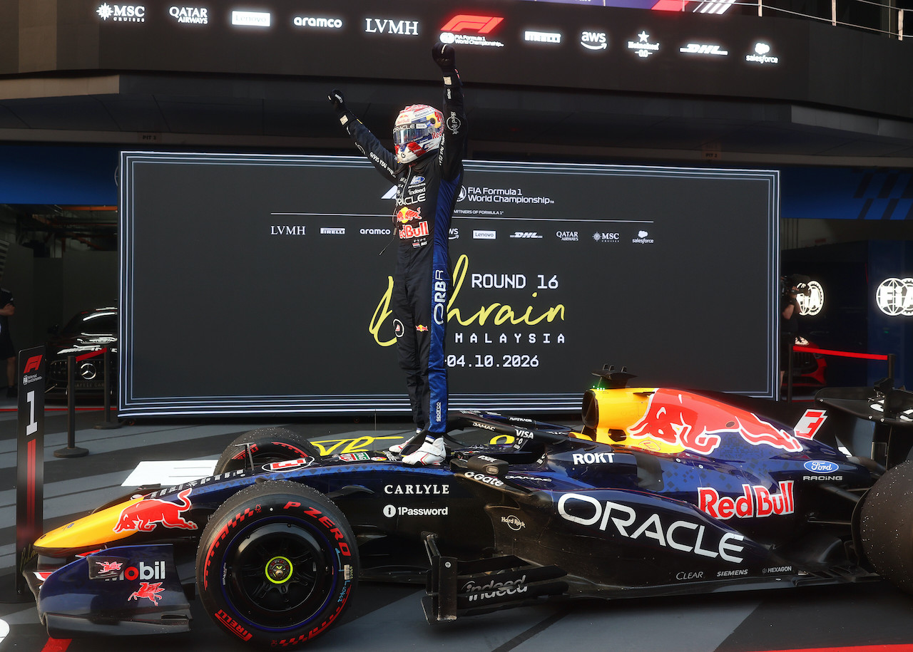 圖5_Oracle Red Bull Racing車手Max Verstappen站上賽車、振臂歡呼，慶祝在移師馬來西亞舉行的巴林大獎賽奪下2026 F1賽季首勝。（Red Bull提供）